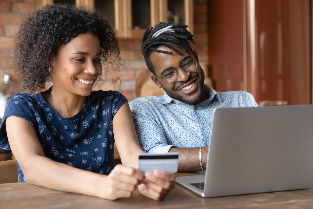 Afro american married couple provide payment via electronic bank app